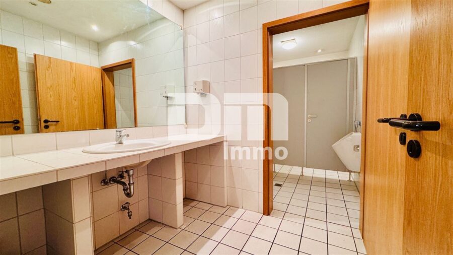 Opulente Gästehausanlage mit 13 Zimmern,2 Sälen,Gastronomiebetrieb + Betreiberwohnung - EG Gebäude 3 Sanitärräume